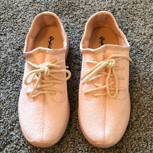 Sz 6 1/2 pink tennis shoes